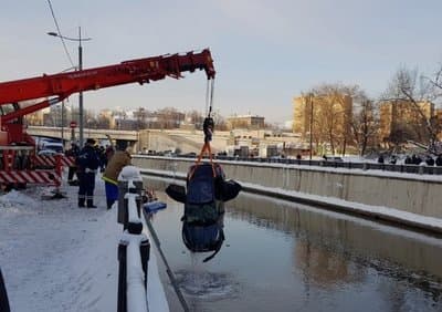 В Москве легковушка Kia пробила ограждение и упала в реку Яуза: один человек погиб