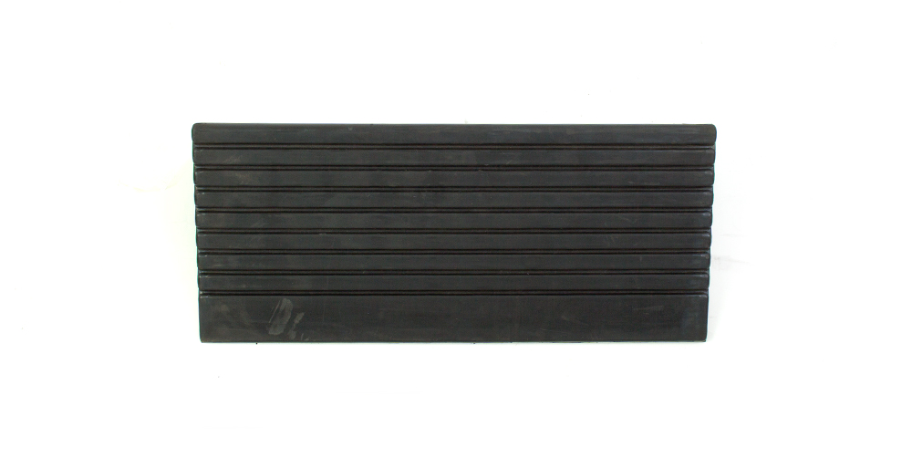 картинка СР-100-1 Съезд с бордюра резиновый средняя часть от компании Дорожный эксперт