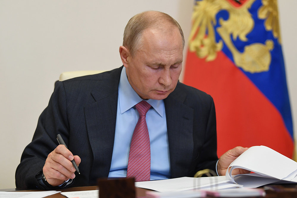 Владимир Путин поручил дополнительно выделить не менее 120 млрд рублей на дороги в этом году