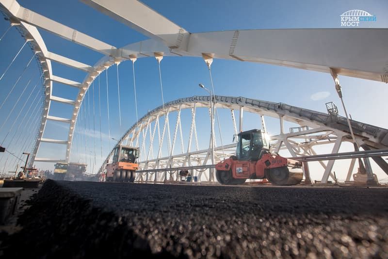 На Крымском мосту начали наносить дорожную разметку