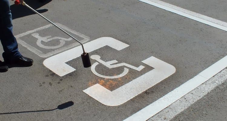 картинка Форма из термопластика для дорожной разметки "Дублирование дорожного знака «Инвалиды»" 1600х800 мм от компании Дорожный эксперт